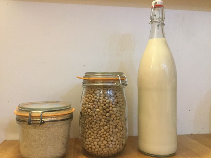 Des grains de soja et de l’eau, il ne faut rien de plus pour faire son lait de soja maison.