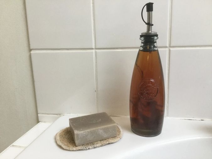 A gauche, le shampoing solide au rhassoul et à droite, l’après-shampoing au vinaigre.