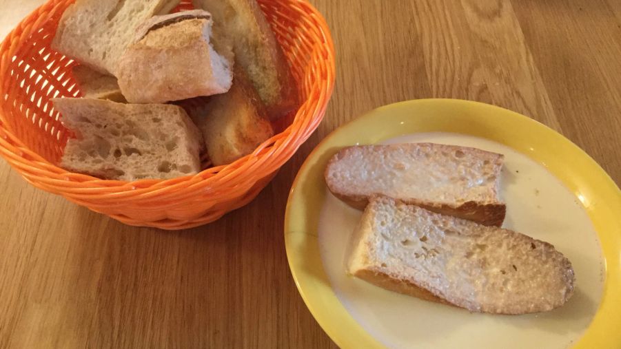 Contrairement aux recettes classiques de pain perdu, je ne surce pas le mélange où trempe le pain, mais je fais fondre le sucre dans la poêle avec le beurre.