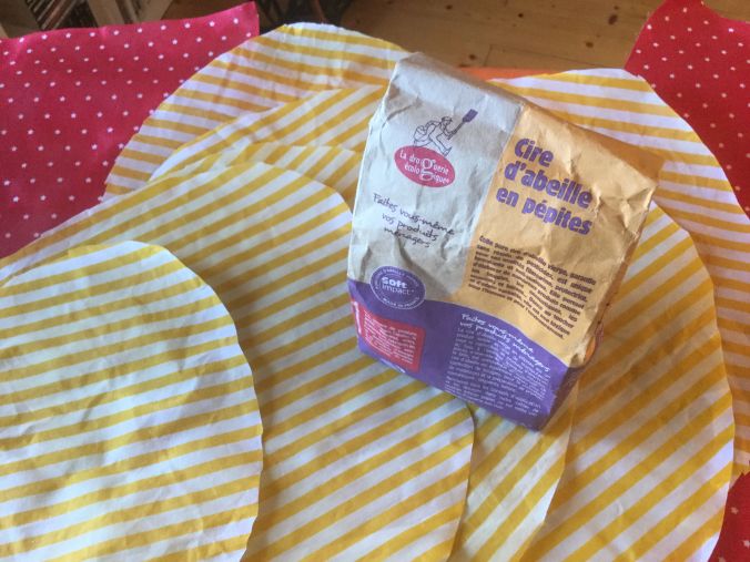 Un tout petit peu de cire d’abeille, des vieux draps ou tissus qu’on découpe à la taille voulue, et voilà de nouveaux bee-wraps!