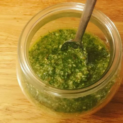 Tout frais, le pesto, à déguster avec des pâtes mais pas seulement.