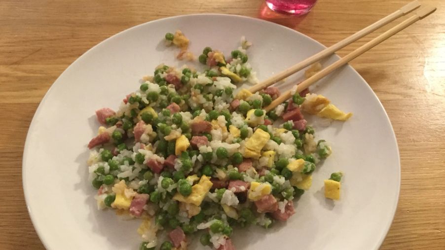 Un reste de riz, accomodé avec une omelette coupée en lamelles, des petits pois et ce qu'on veut comme autres ingrédients.