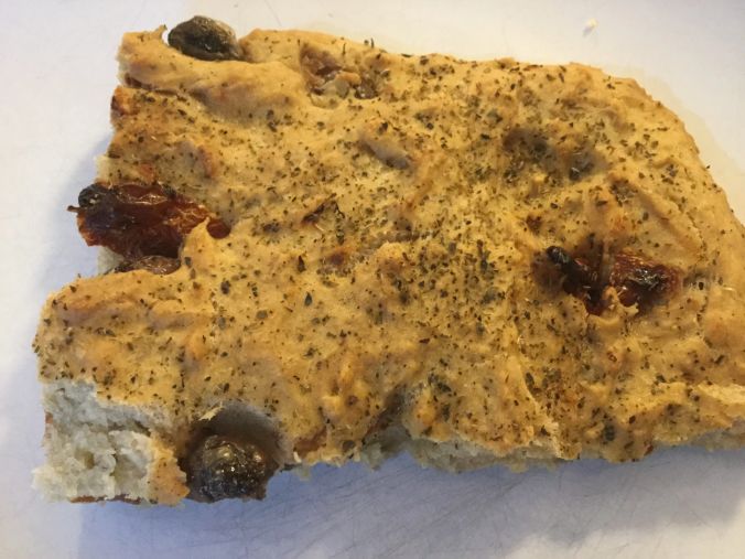 A manger tiède avec une salade, ou coupée en petits morceaux pour un apéro costaud, vive la focaccia maison!