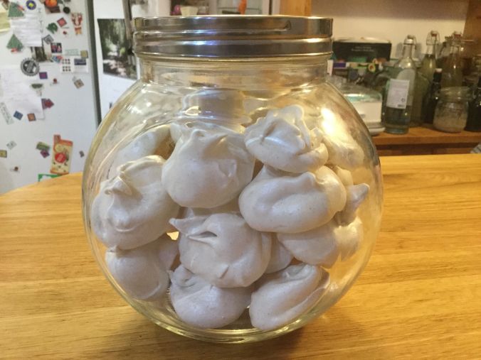 Du sucre, des blancs d’oeufs, et hop, de délicieuses meringues maison!