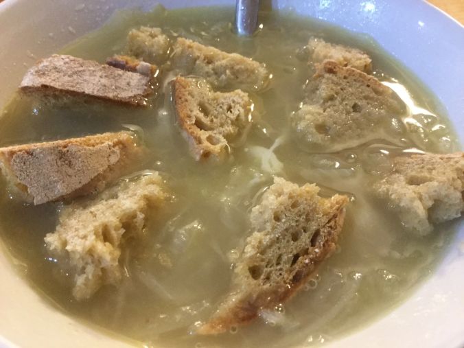 Du pain qui trempe dans la soupe à l’oignon, un peu de fromage râpé, et c’est un plat complet.