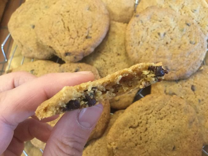 Un cookie classique, croustillant et moelleux dedans.