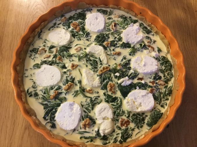 Une tarte qui marie les épinards au chèvre, avec la noix en invité surprise. Ici avant cuisson.