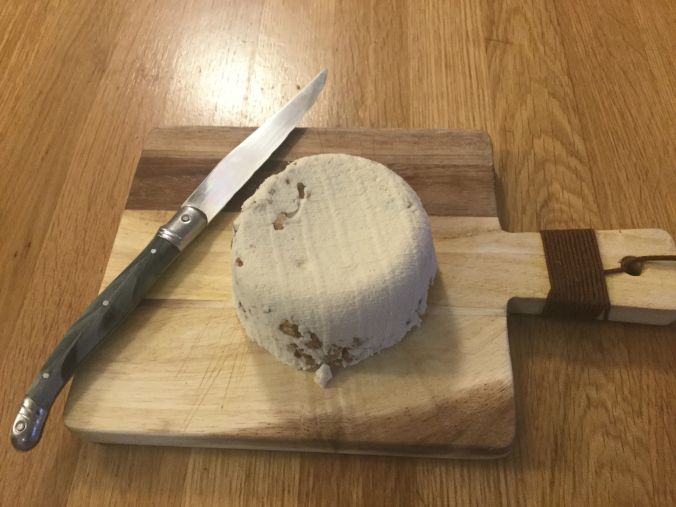 Un fromage maison, ici au lait de chèvre et aux noix.