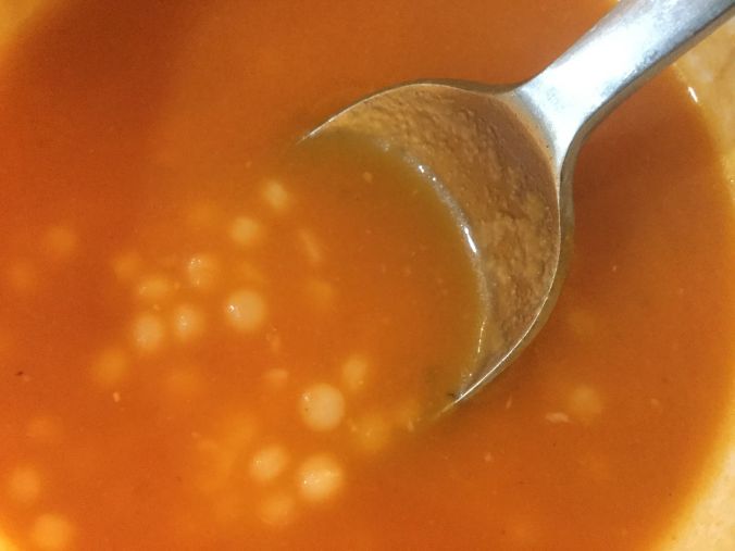 Un potage relevé sorti du placard, qui peut faire un plat complet pour un petit dîner d’hiver.