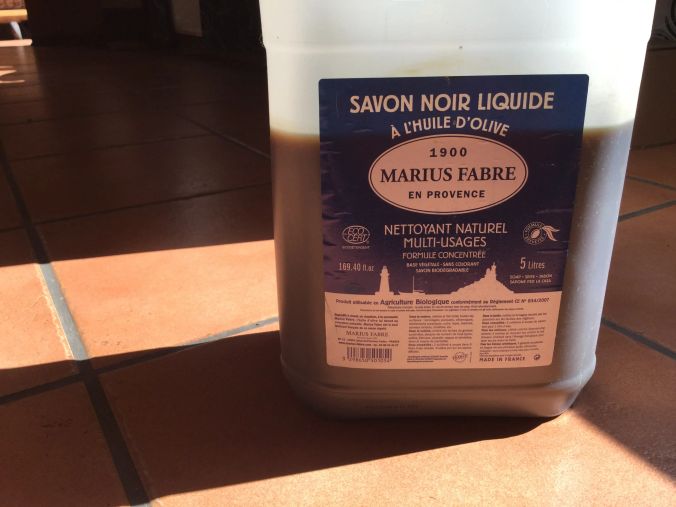 J’achète le savon noir en grands bidons pour limiter les contenants mais on le trouve même parfois en vrac. Une cuillère suffit pour nettoyer une maison.