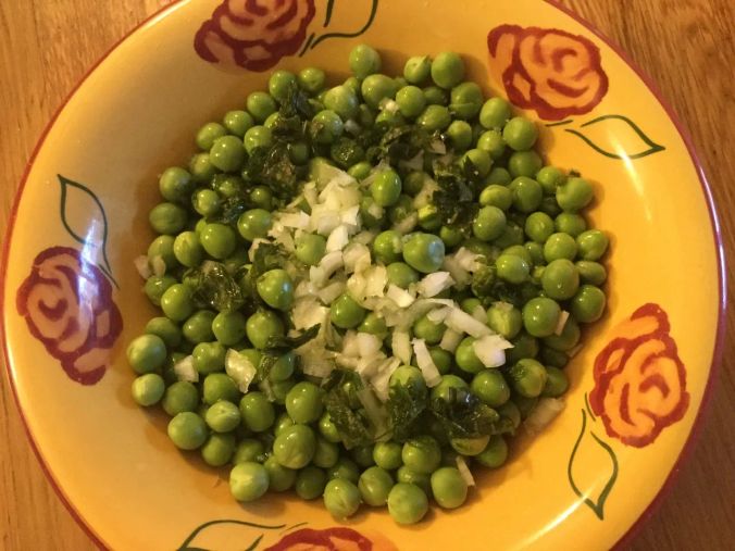 Pas besoin d’une trop grande quantité pour cette salade pleine de personnalité: ça tombe bien, ça fait moins à écosser.