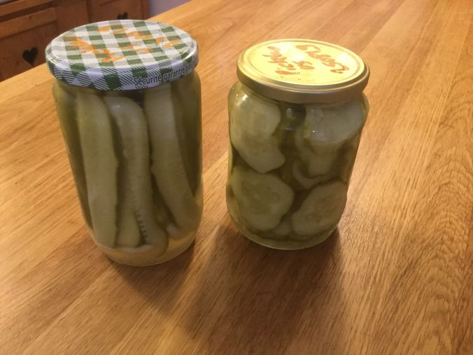 En lamelles ou en rondelles, ces cornichons sucrés au vinaigre agrémenteront burgers et sandwiches, et feront merveille dans la salade de pomme de terre.