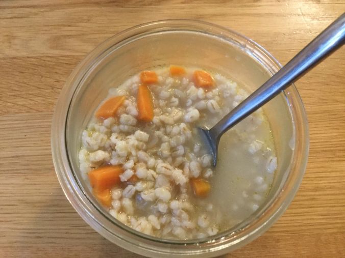 On peut agrémenter cette soupe d’orge, véritable plat complet, de légumes, poulet, champignons, crème...