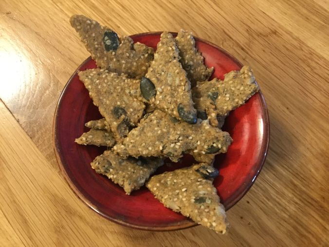 Des biscuits d’apéro aux graines qui cuisent un quart d’heure et sont complètement adaptables en fonction des goûts et de l’état des placards. Crédit Charlotte Dorn