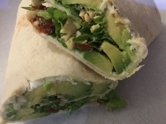 Un wrap avocat, cajou, tomate séchée, très complet.