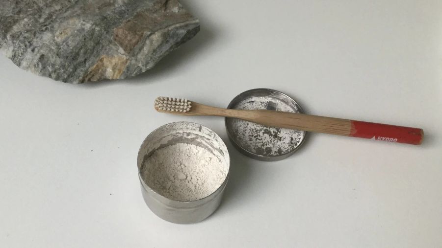 La dentifrice en poudre, dans sa petite boîte à usage individuelle.